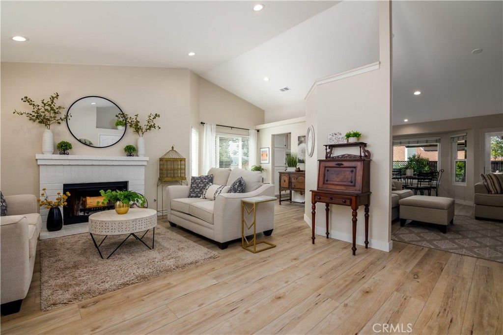 listing image 130722610548068764490