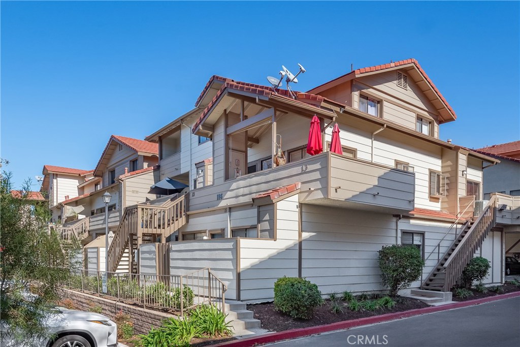 ***DESIRABLE END UNIT, OPEN FLOOR PLAN, GROUND FLOOR, 2-Bedroom 1-Bath Condo in a fantastic area of Thousand Oaks. Close to The Lakes, restaurants, Gardens of the World, Thousand Oaks Civic Center Plaza, and wonderful shopping options. Truly turn-key and includes all appliances (stove, dishwasher, refrigerator, washer, and dryer), was just painted and has window coverings. A spacious living room, kitchen, and bathroom have easy-care tile floors and the bedrooms have wood laminate flooring. Lots of natural light comes in through all windows. The bathroom was updated, all ceilings are smooth, and the kitchen has recessed lights. A great private front patio can easily be made into a garden retreat or gathering area as it's surrounded by a tall wood fence. This complex offers a pool and spa and is also dog-friendly. There is one covered parking space with storage, PLUS one parking space directly in front of the unit, with guest parking too....NEWS FLASH...THIS COMPLEX IS FHA APPROVED!!! Better hurry before it's gone :)