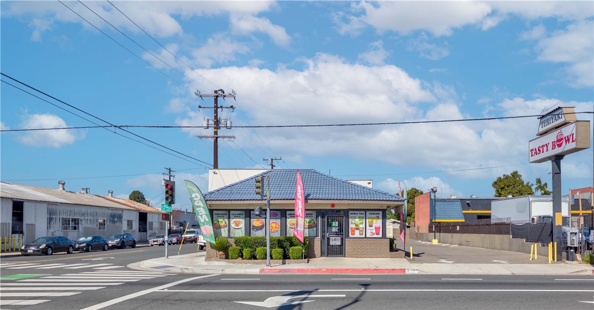 Free standing restaurant property sale located on the Northwest corner of Tyler Ave and Elliott Ave. Currently teriyaki bowl restaurant operated by the seller. building size 1,599 sf/lot size 11,251 sf. Price of $1,350,000 includes the well developed Tasty Bowl restaurant business and property. plenty of parking spaces. Good condition and potentials.
Excellent location. Good for the buyer looking for the property and restaurant business!!