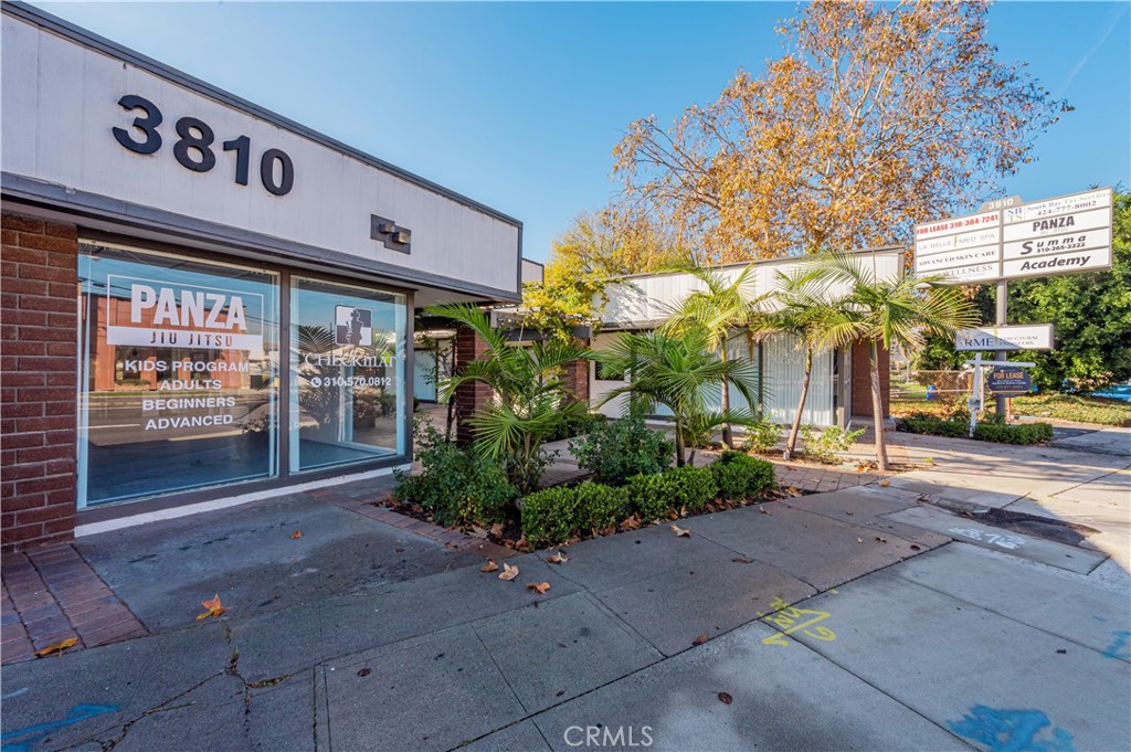 OFFICE BUILDING…400 SQUARE FEET OF OFFICE SPACE ON SECOND FLOOR, IN A QUITE COMPLEX.
LANDLORD /OWNER PAYS FOR ALL WITH THE EXCEPTION OF TENANT ELECTRICITY AND INTERNET SERVICE USAGE.
Courtyard Signage Partitioned Offices. 19 Surface Parking Spaces