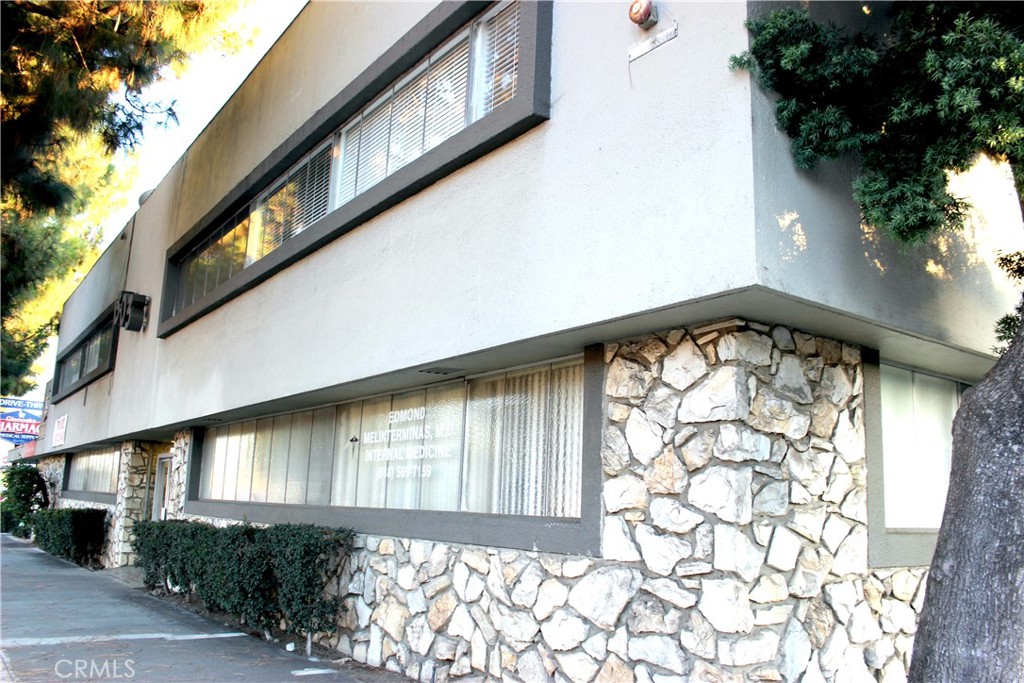 Prime location of Burbank. Medical building.Move in ready