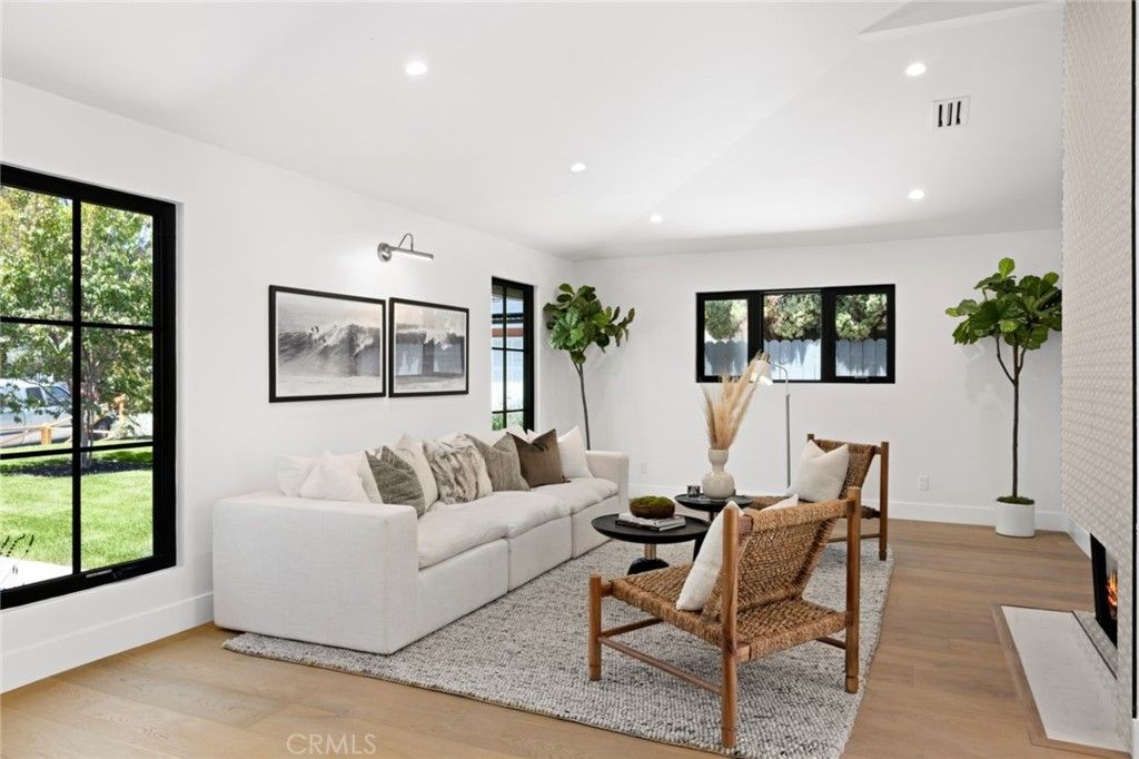 listing image 130729354819069585495