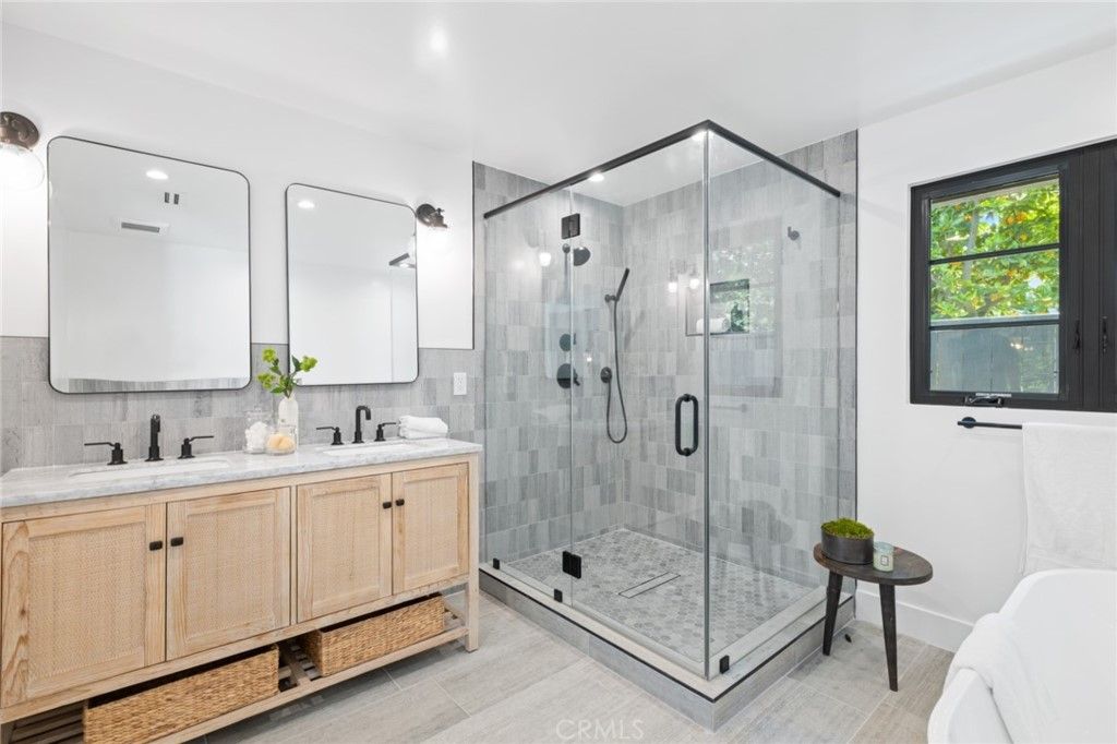 listing image 130721427726013522457