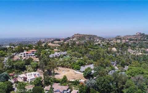 A home in North Tustin