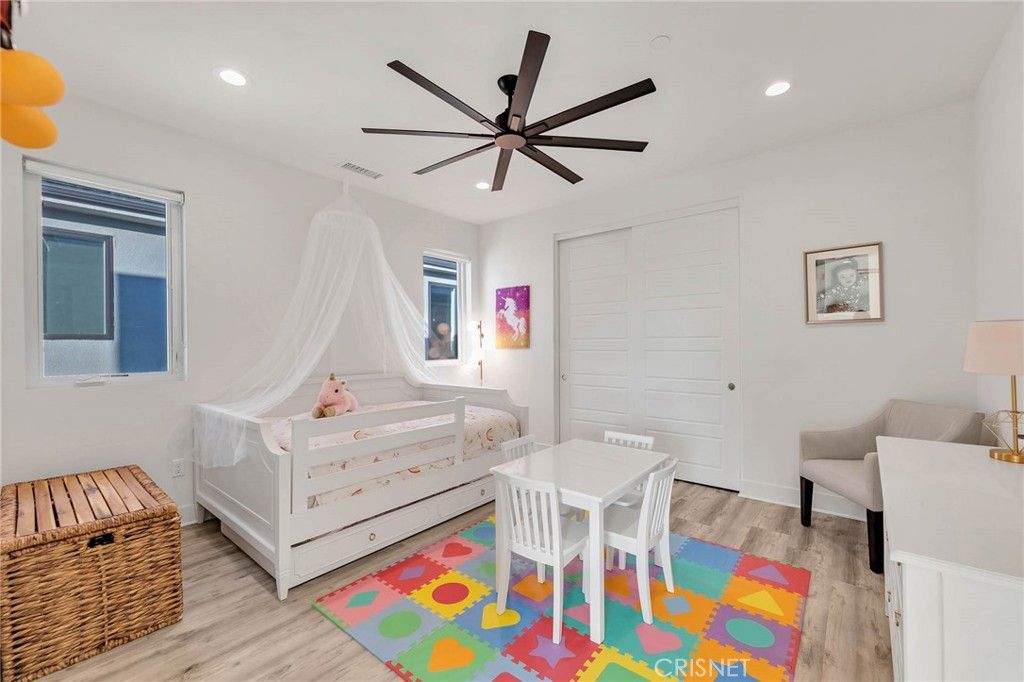 listing image 13076472021788404208