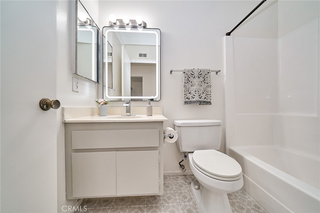 Photo 10 of 24 of 845 W Ashland Street house
