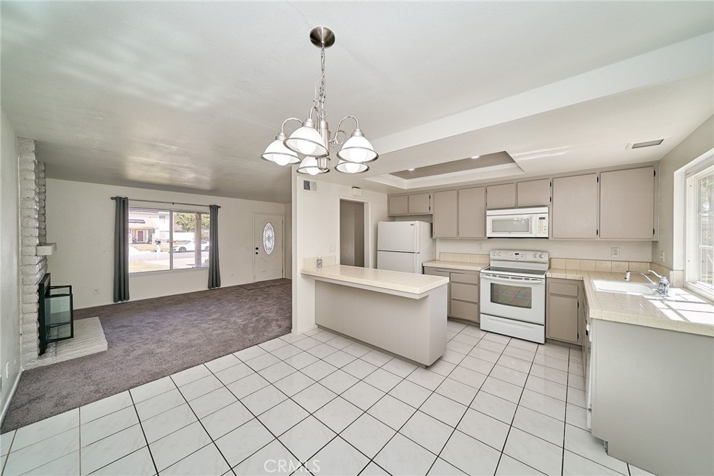 Photo 5 of 24 of 845 W Ashland Street house