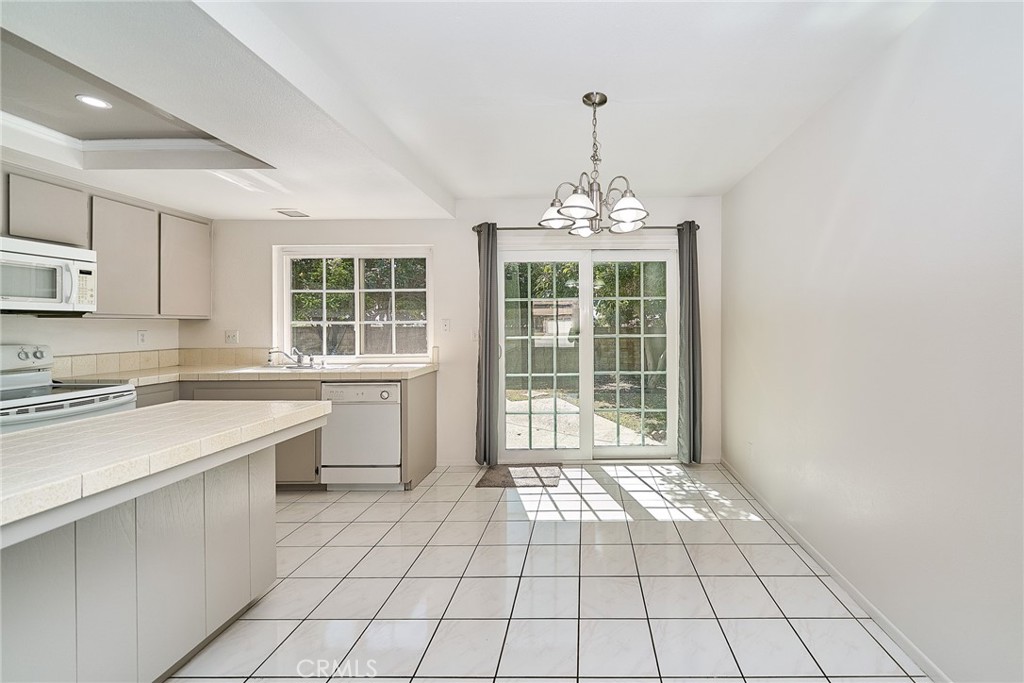 Photo 6 of 24 of 845 W Ashland Street house