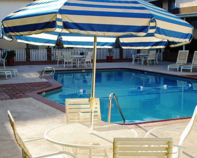 Seller had an offer before going on the MLS. Neighborhoods: Williamsburg Square Complex Features: ,,, Equipment: Garage Door Opener, Range/Oven Other Fees: 0 Sewer: Sewer Connected Topography: LL