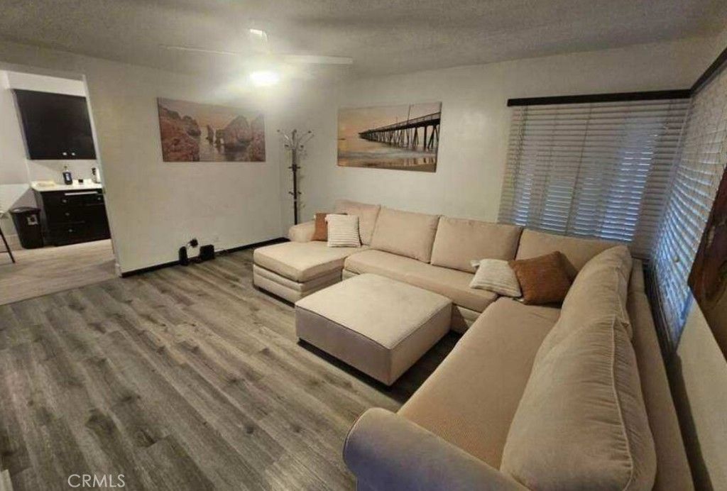 listing image 0