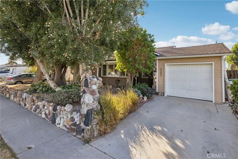 A home in Reseda