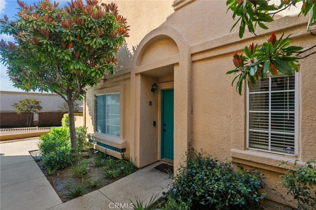 View Newhall, CA 91321 condo