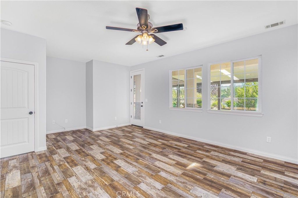 listing image 130724279543213245376