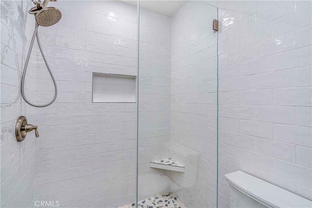 listing image 130721425308346919423