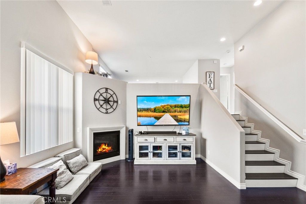 listing image 130729944045237473503