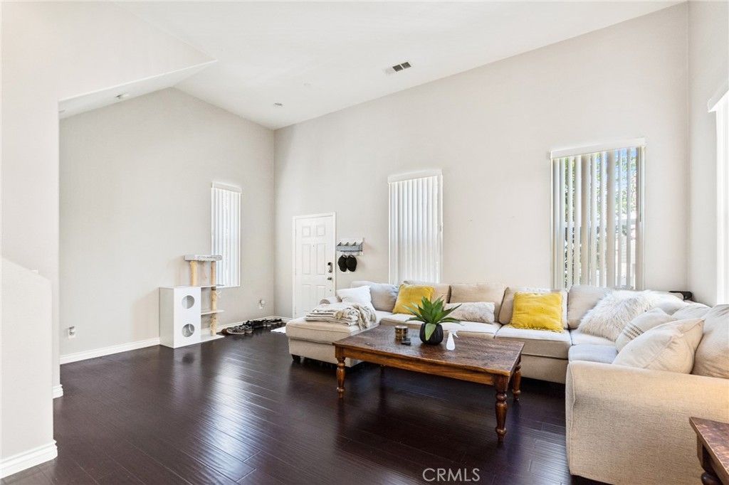 listing image 130724668779713292519