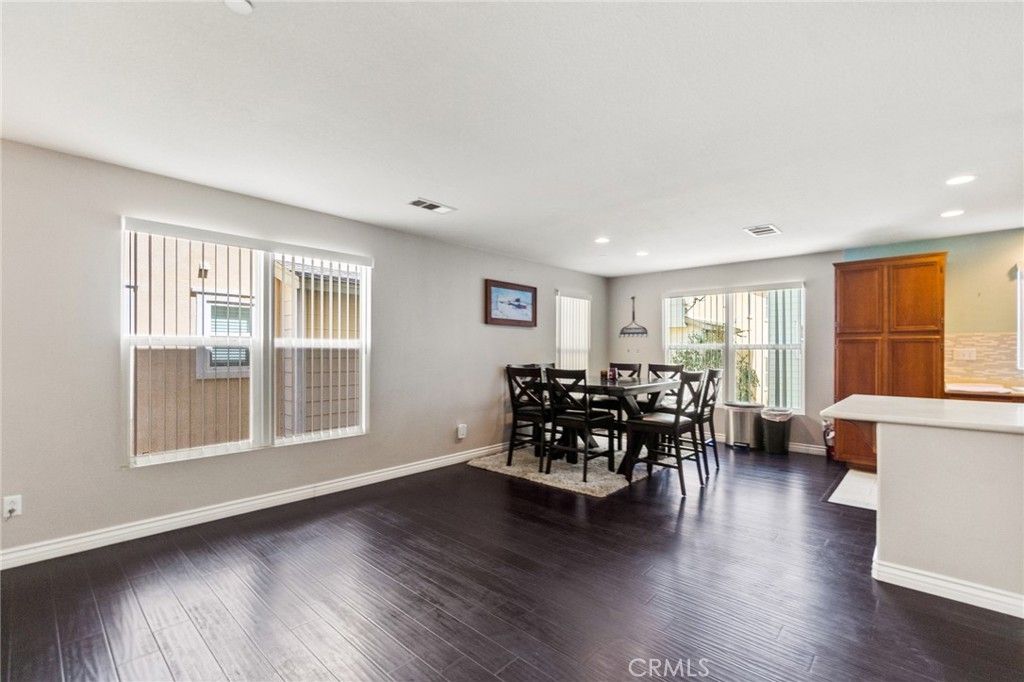 listing image 130721885315168393428