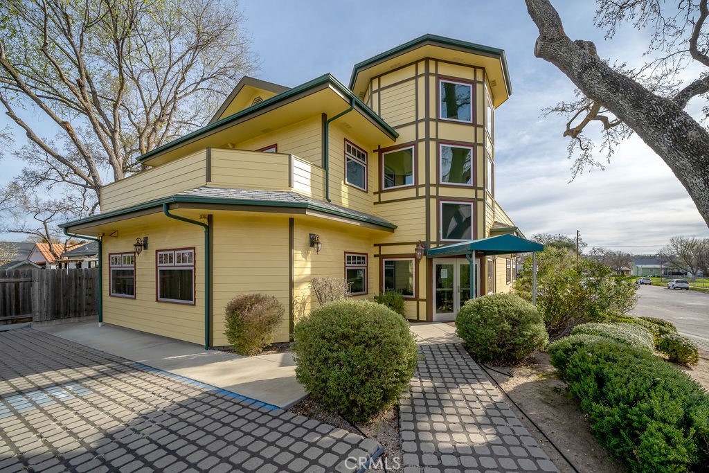 Small downstairs office in nice victorian building. +/- 110 sf, common area conference room, coffee bar and shared restrooms with 24/7 access.