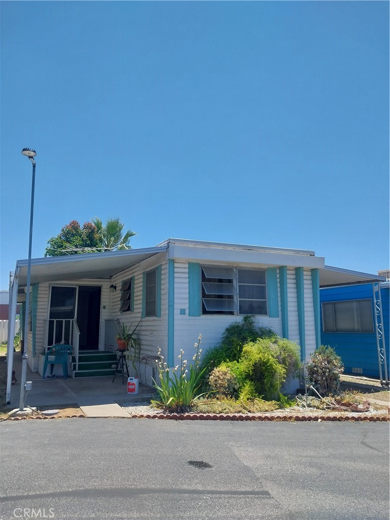 This is a 1 bedrm, 1 bath in nice park in Yucaipa. . This is a single-wide but has 2 expandos, 1 in the living room and 1 in the bedroom . Also washer and dryer hook-ups in the bedroom. Ft dining area with a hutch, which has a lot of storage. This hope is a fixer -upper
Evaporative cooler on the roof but seller never used it Seller had roof done and cold water pipes replaced