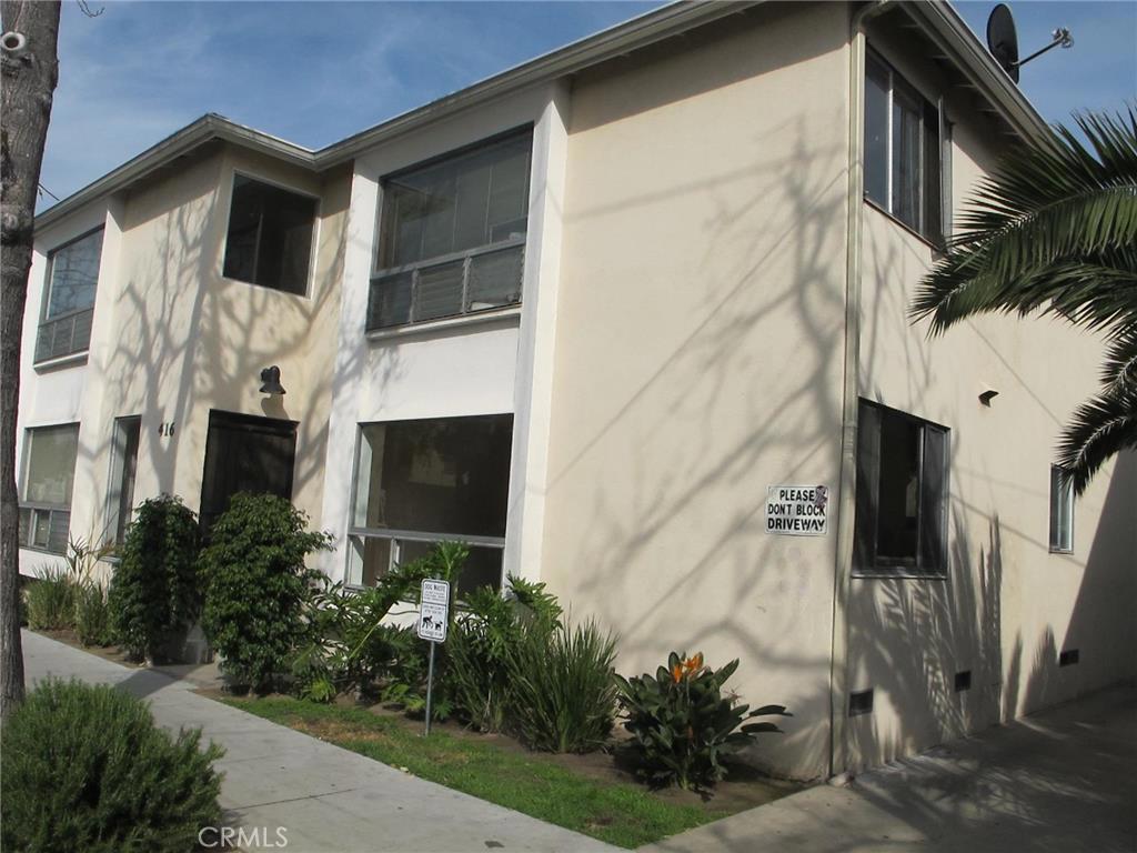 SPACIOUS 2/1 condo available for rent close to downtown Long Beach. No shared walls, original hardwood floors, new paint, new blinds, nice kitchen with leaded glass cabinets & a new stove. Lots of light, private one-car garage, laundry on-site; near Franklin Middle School.
Rental criteria apply: Credit score of 600+, household income 3x's the rent, no eviction or eviction filings. No smoking on premises. Sorry, no pets.