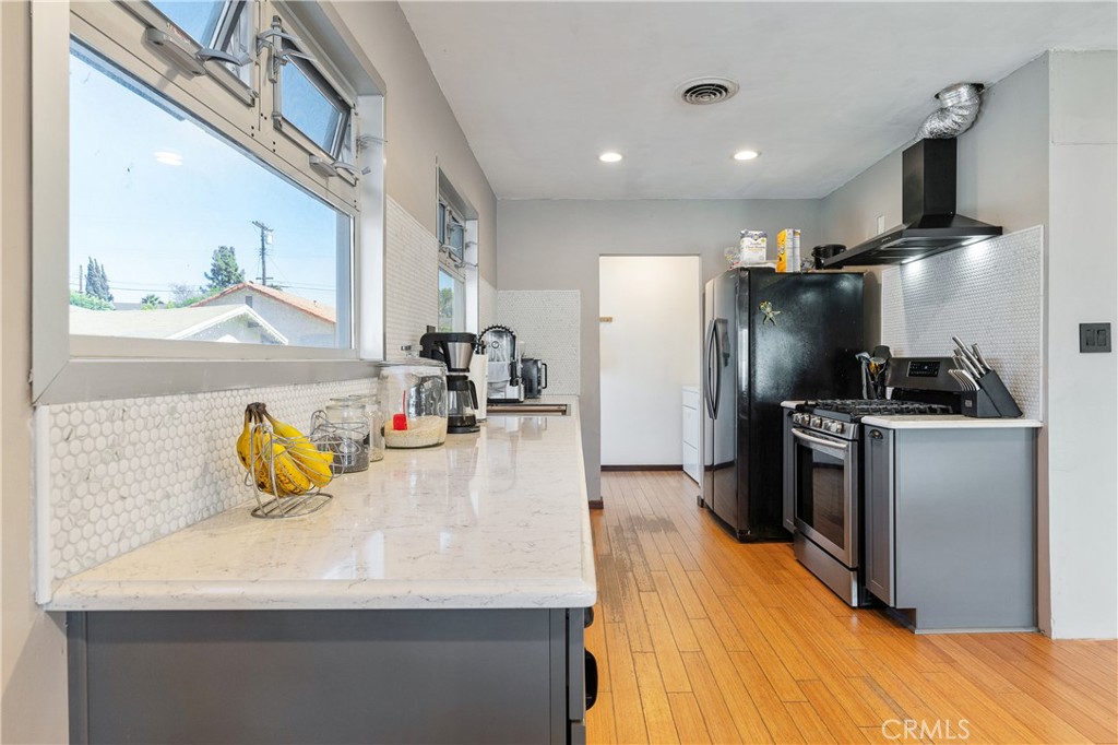 Photo 5 of 18 of 14405 Clymer Street house