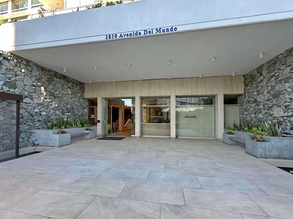 listing image 130729317642875294902