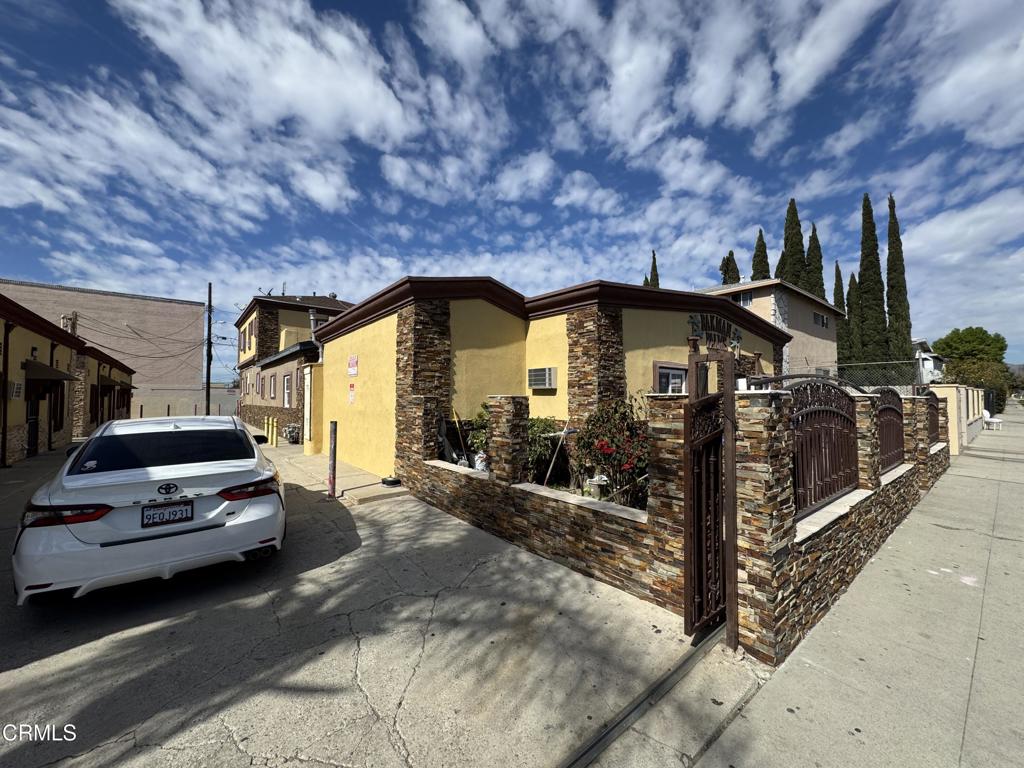 Properties 2 11329 Sherman Way