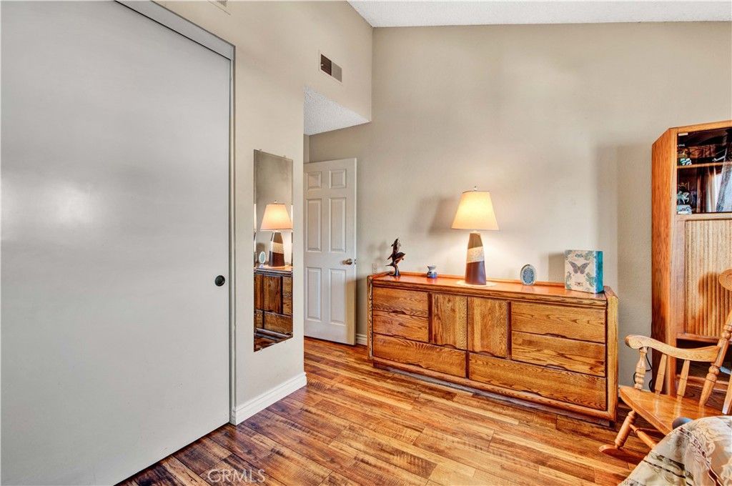 listing image 130722637855872202981
