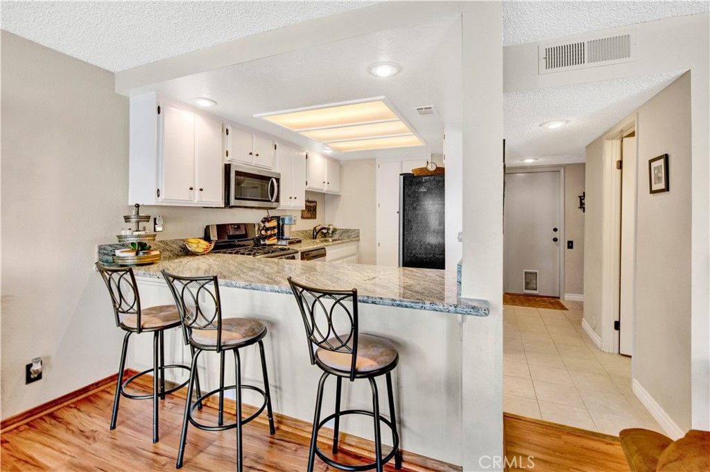 listing image 130724456049054547527