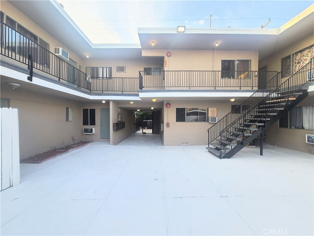Properties 1 14696 Rayen Street