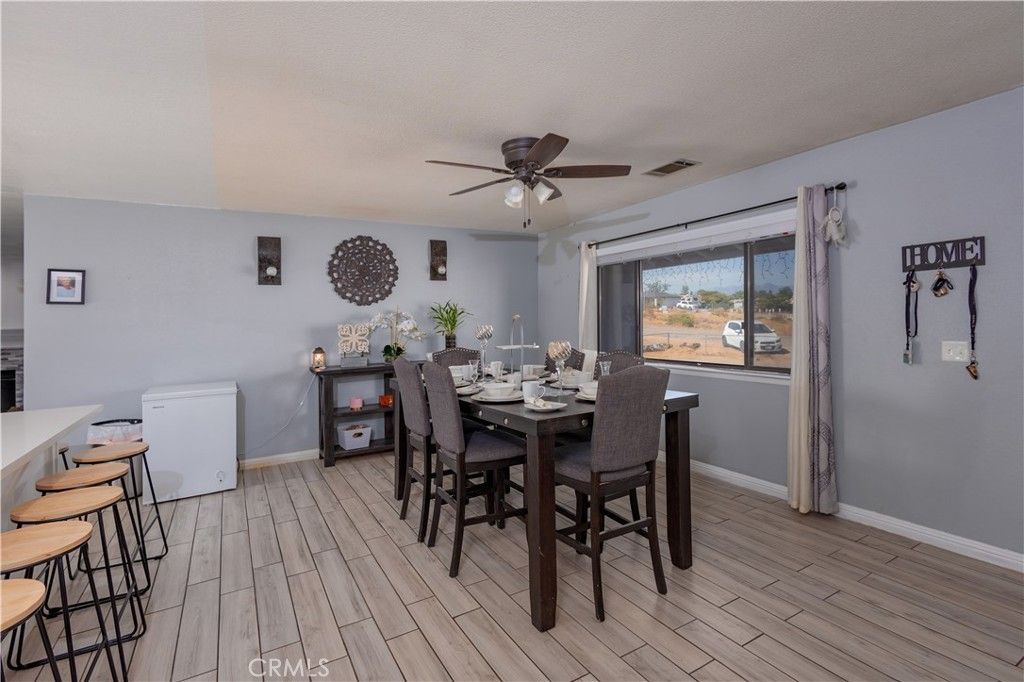 listing image 130729875915754382423