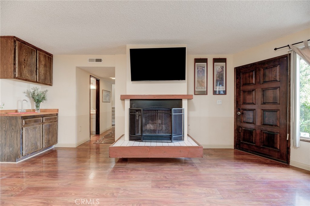Photo 3 of 36 of 809 Sartori Avenue 1 townhome