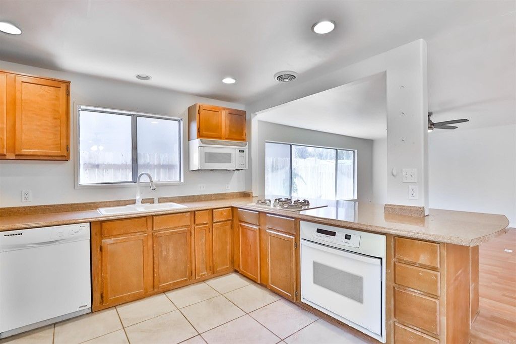 listing image 130723453034781938979
