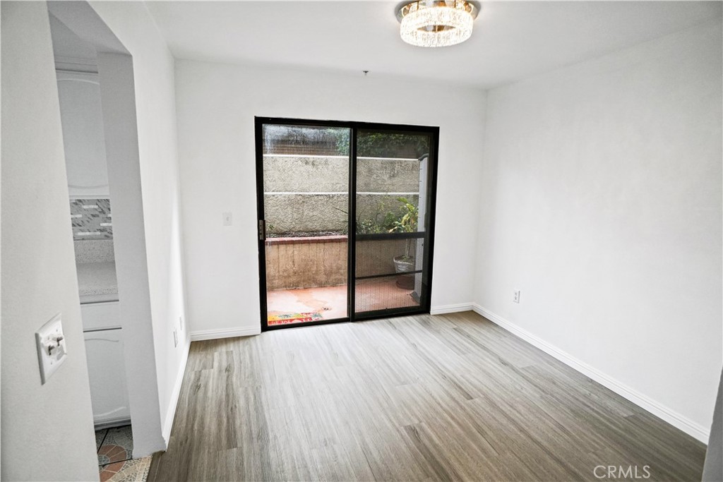 Photo 7 of 17 of 625 E Elk Avenue 5 townhome