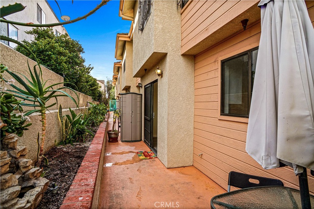 Photo 16 of 17 of 625 E Elk Avenue 5 townhome