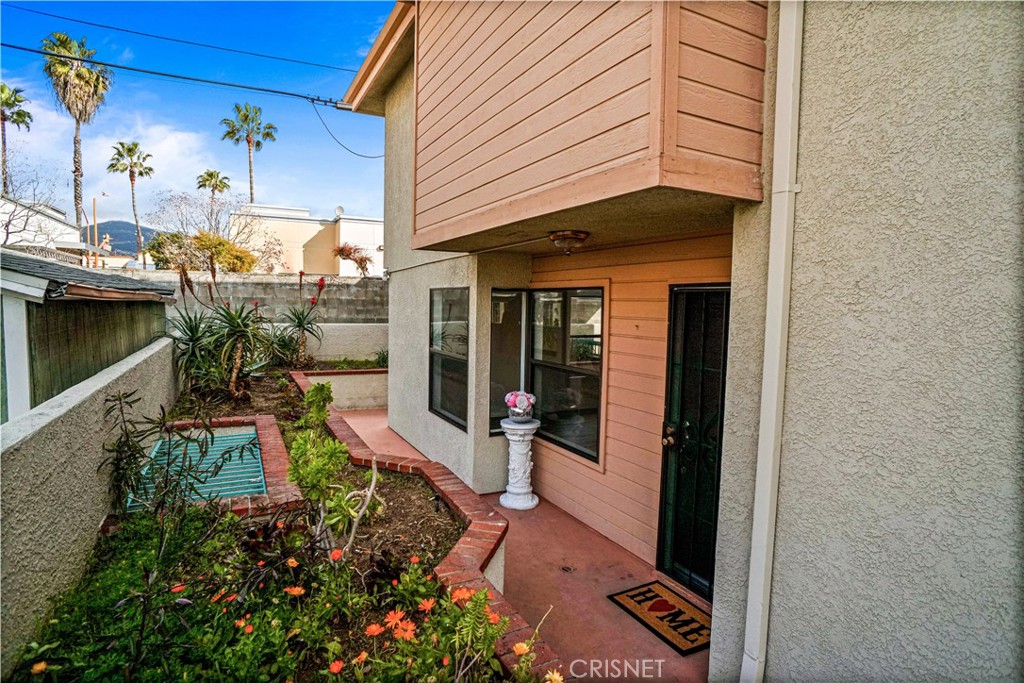 Photo 2 of 17 of 625 E Elk Avenue 5 townhome