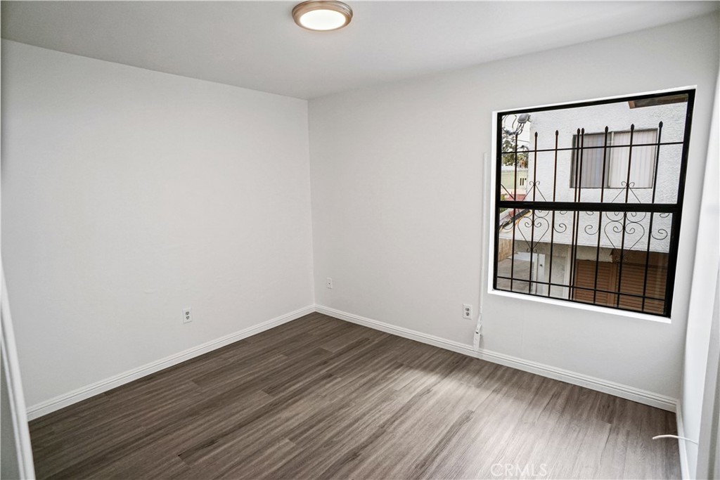 Photo 13 of 17 of 625 E Elk Avenue 5 townhome