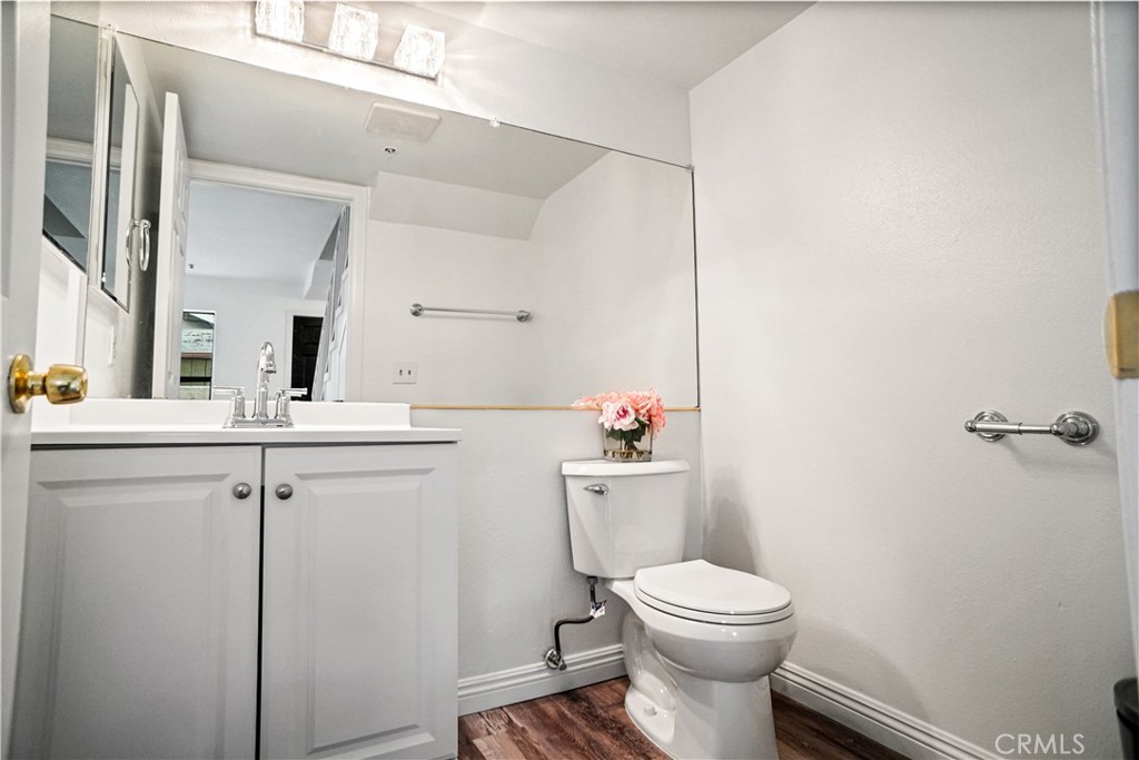 Photo 8 of 17 of 625 E Elk Avenue 5 townhome
