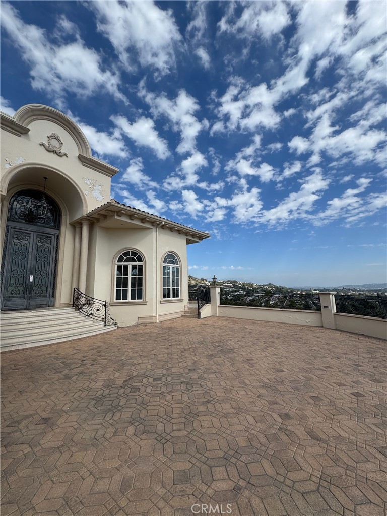 2025 E Live Oak Drive