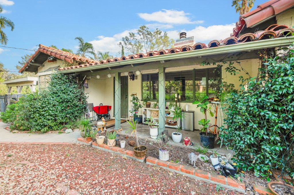 Properties 3 17520 Kingsbury Street
