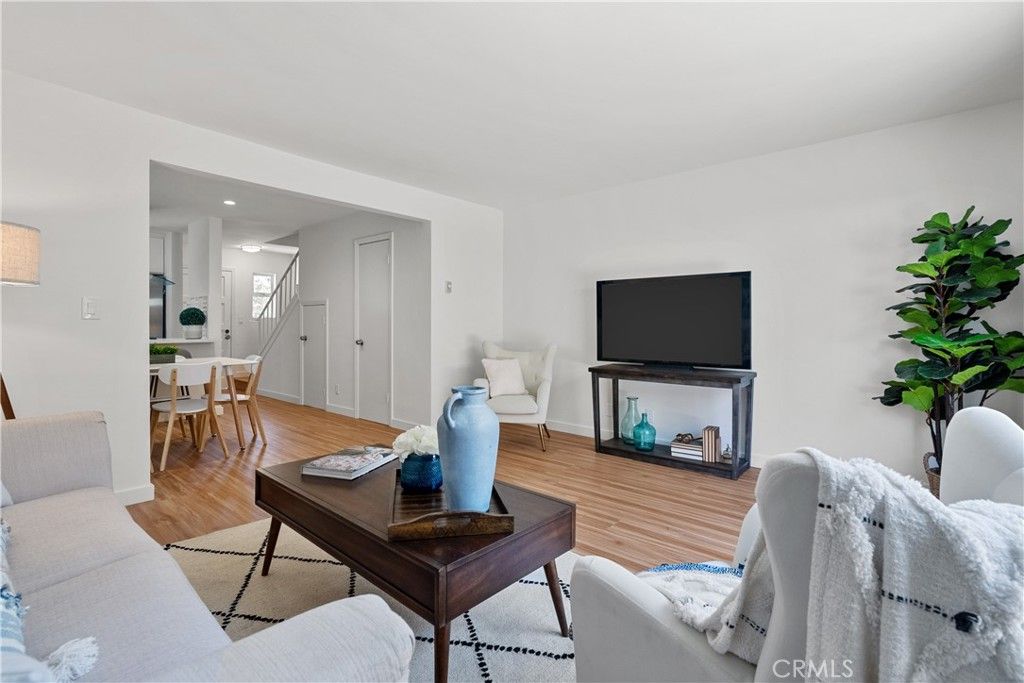 listing image 130720778211399304375