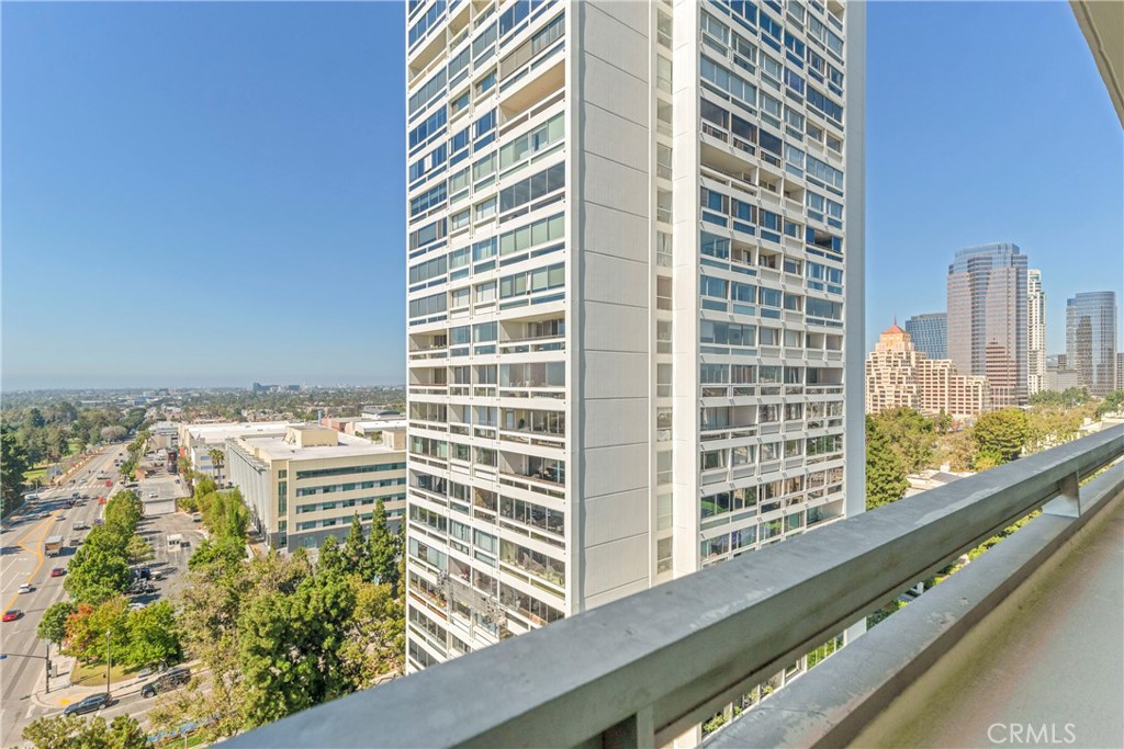 2222 Avenue Of The Stars 1401E