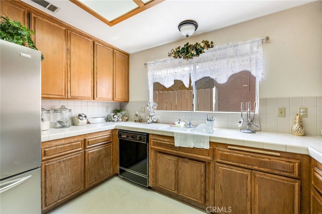 listing image 130722338068950046642