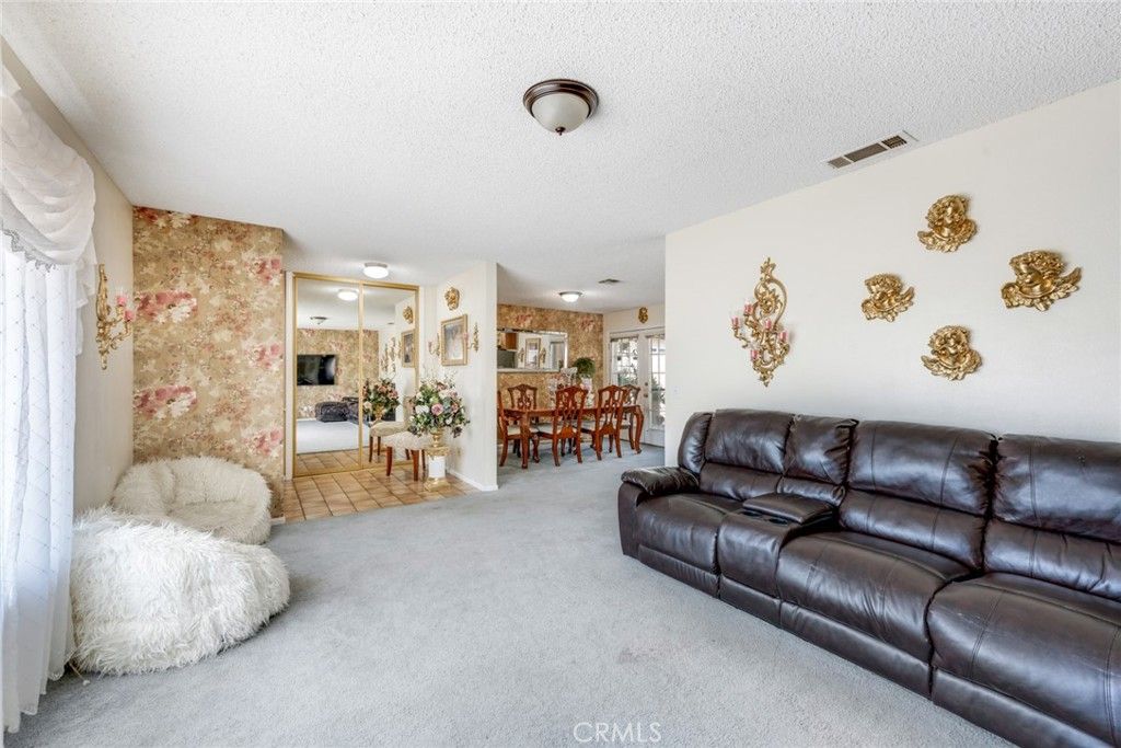 listing image 130727766854401779377