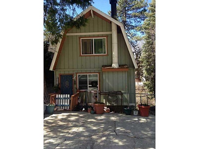 Remodeled 2 Bedroom, 1.5 Bath Home With Laminate Wood Flooring Downstairs And Original Wood Floors Upstairs. Washer / Dryer Hook Up In Half Bath. 2 Houses From Ball Field And Arrowbear Lake. Level Parking And Entry. Enclosed Dog Run. Deck Off Dining Room. Very Well Cared For. Great Starter Home Or Weekend Cabin!