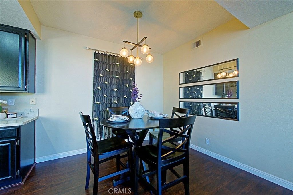 listing image 130727759504921759438