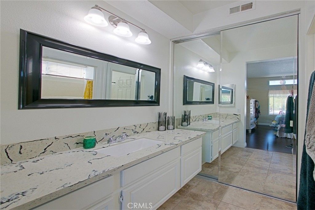 listing image 130729319163405255113