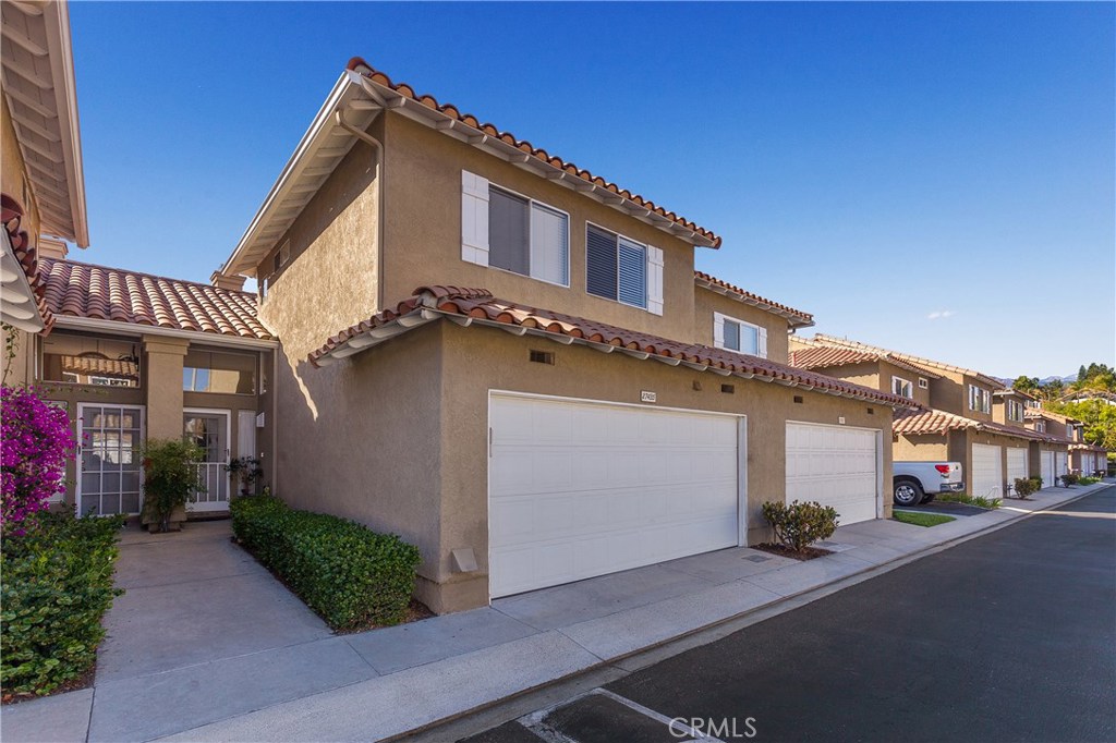 Fantastic opportunity to own a 1,249sqft 3bd 2.5bth Emeral Pointe home! Fresh interior paint, high living room ceilings, attached direct access 2 car garage, and nice back yard perfect for entertaining. Easy access to the 5 fwy and all amenities Mission Viejo has to offer!