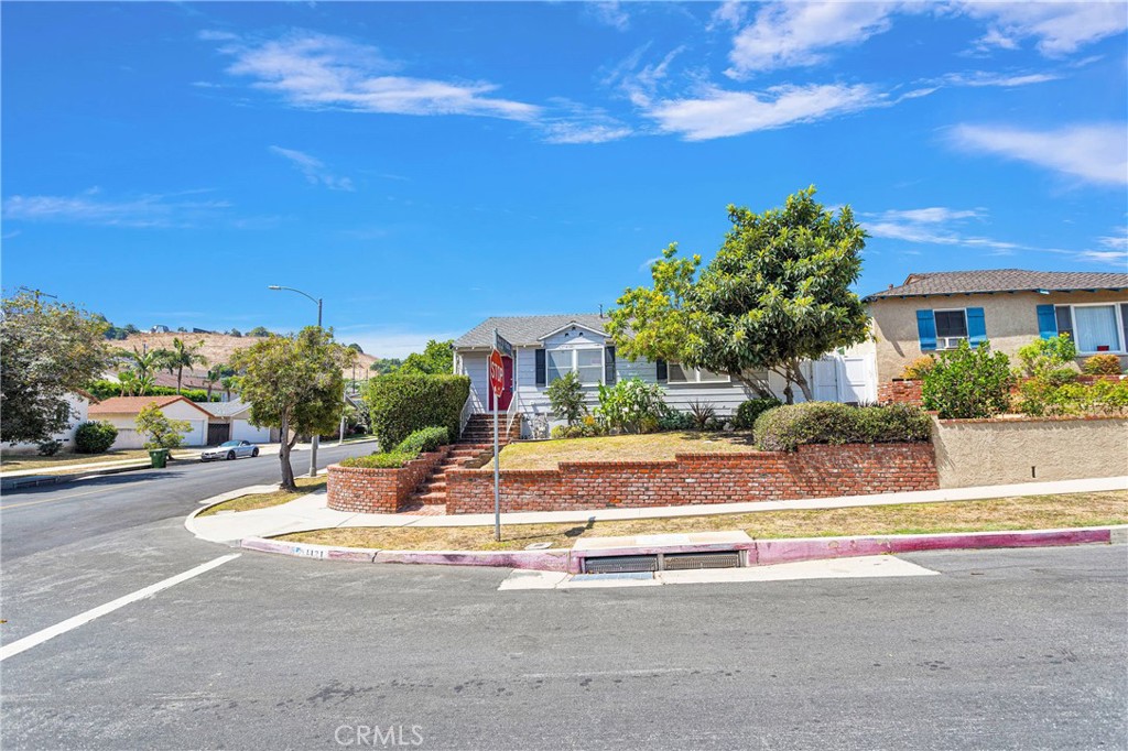 Photo 2 of 41 of 1121 S Wycliff Avenue house