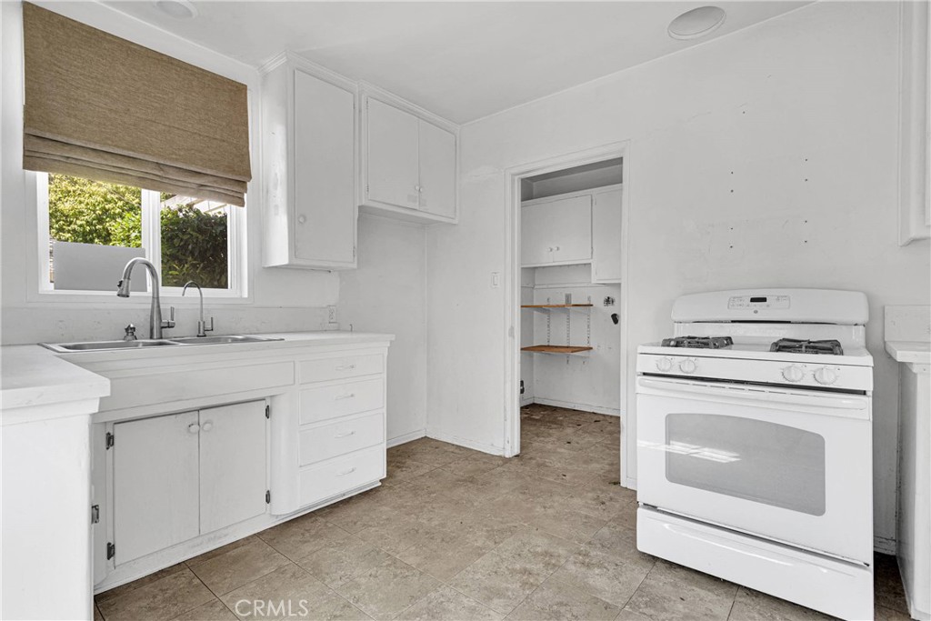 Photo 11 of 41 of 1121 S Wycliff Avenue house